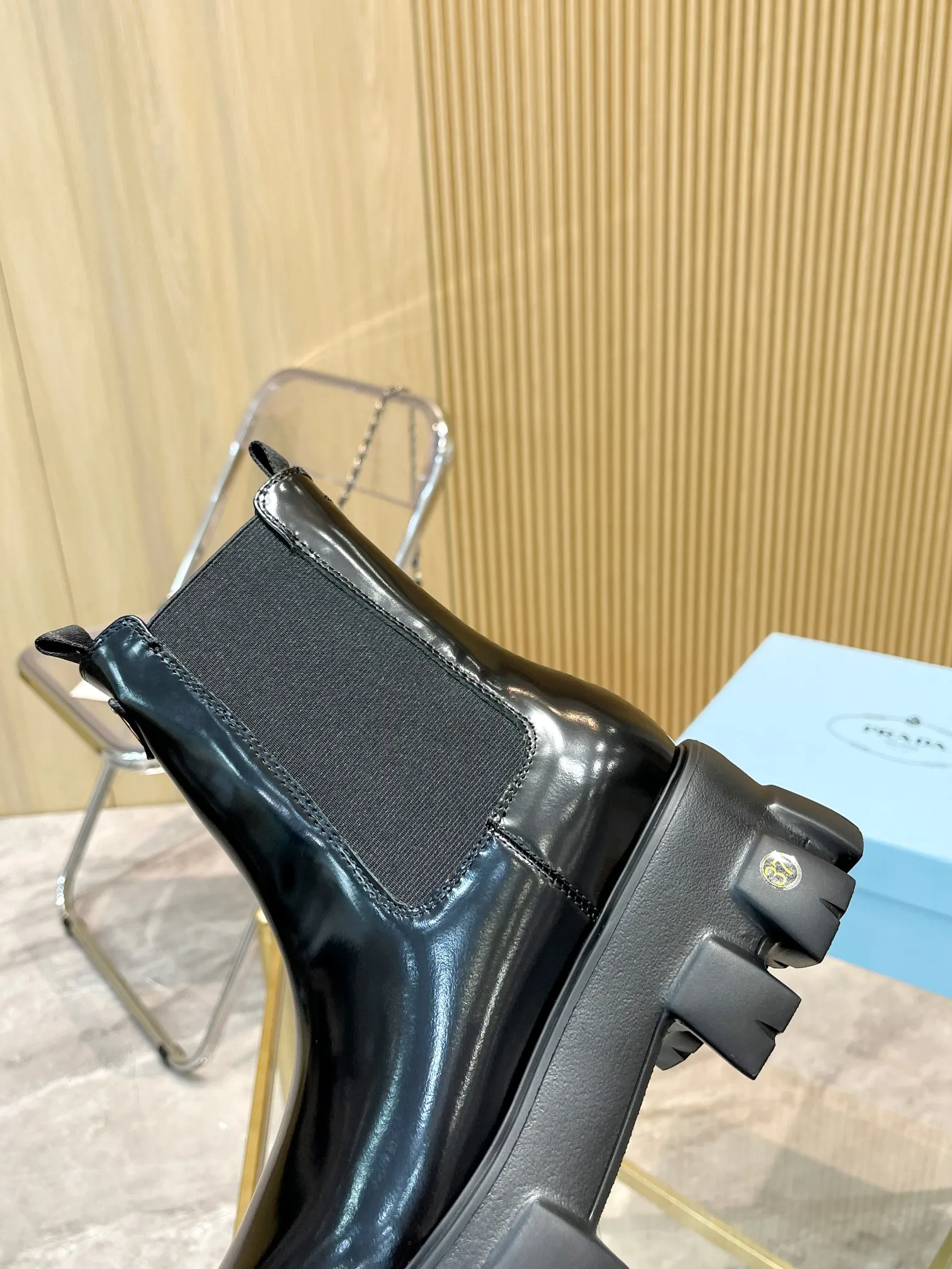 👟👟Ex-factory price 560👟👟 2023 SSS launches the Prada short boots series. PRADA's early autumn and winter T-stage catwalk show is the same style as "Dreams never sleep". Prada can be used on important occasions. It has a fresh style with a little nobility and is perfect on the feet. 💃💃 Wear these shoes with them. They are elegant and crystal clear. The materials of various accessories are exclusively customized one to one, so that there is no distance from the original. The entire series is a combination of exciting and unexpected elements, allowing you to have a taste of the ever-changing style of the Prada girl. 🎀Upper: imported cowhide, patent leather, open-edge beaded cowhide 🎀Inner lining: cowhide lining🎀Outsole: original Italian outsole Color supply, code number 35-41 (40.41 customization is not returnable)